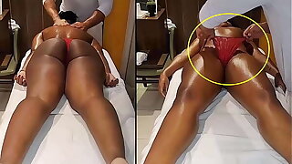 Câmera Flagra terapeuta tirando a calcinha da cliente durante atendimento - Massagem tântrica - VIDEO REAL